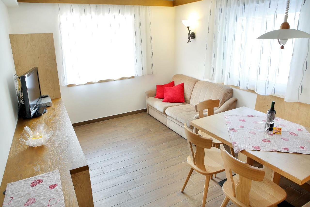 Apartment Kristyn Urtijëi Buitenkant foto